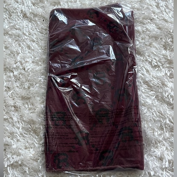 New $60 MRPs QUIET GOLF QG LINK TOWEL in Burgundy - Picture 5 of 14